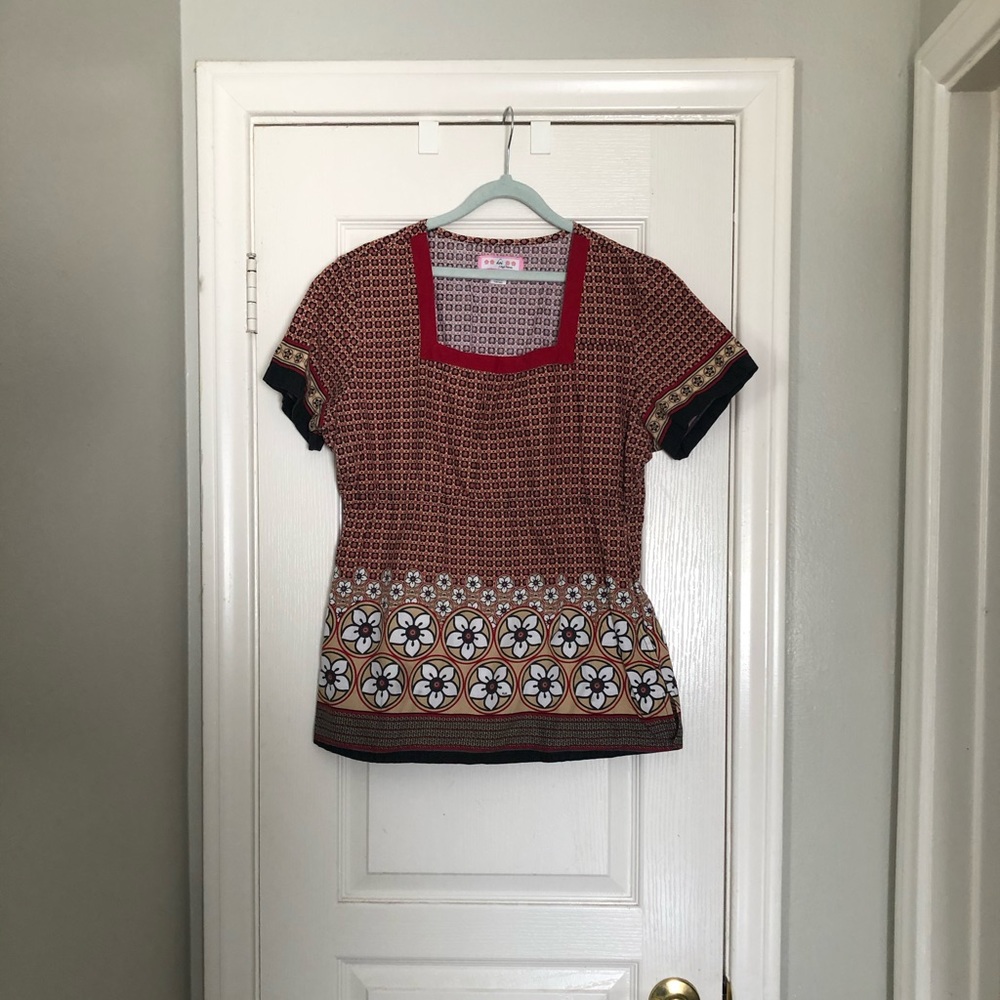 Women’s M koi floral brown and red scrub top